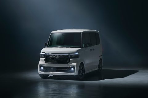 「N-BOX CUSTOM」に特別仕様車「BLACK STYLE」を設定し発売